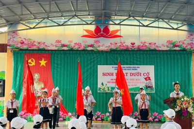 Trường Tiểu học Bạch Thượng tổ chức Lễ đón thư Bác